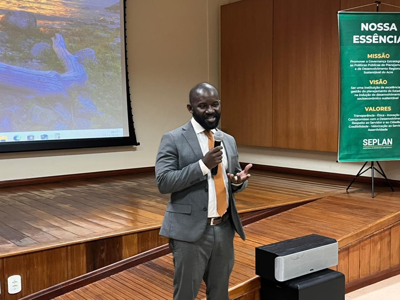 Delegado Samuel Mendes possui 20 anos de atuação na Segurança Pública do Estado Acre e trouxe reflexões sobre o racismo estrutural para os servidores da Seplan. Foto: Ascom/Seplan