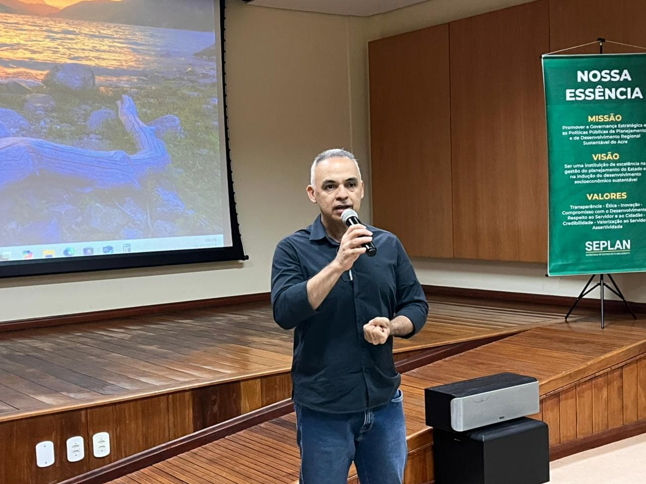 Secretário de Planejamento do Acre, Ricardo Brandão, ressaltou a importância das instituições trabalharem ativamente na implementação de ações e práticas de inclusão e equidade no ambiente de trabalho. Foto: Ascom/Seplan