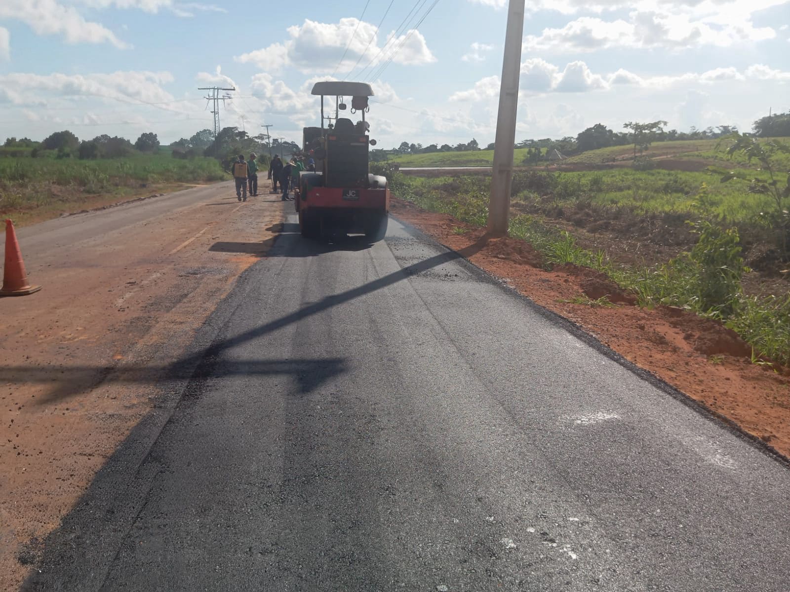 Recapeamento da AC-10 chega ao km 20 enquanto Estado espera liberação do MIDR. Foto: Ascom/Deracre