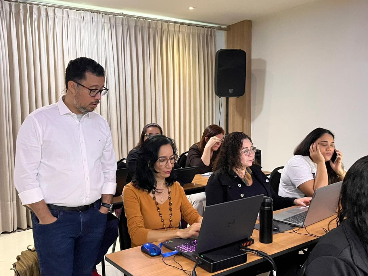 Turma passou três dias desenvolvendo atividades guiadas pelo professor, combinando teoria e prática no uso da ferramenta de IA. Foto: Ascom/Seplan