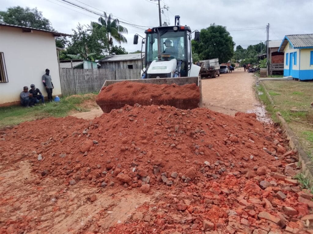 Estado envia maquinários e equipe técnica para apoiar serviços urbanos em Feijó. Foto: Ascom/Deracre