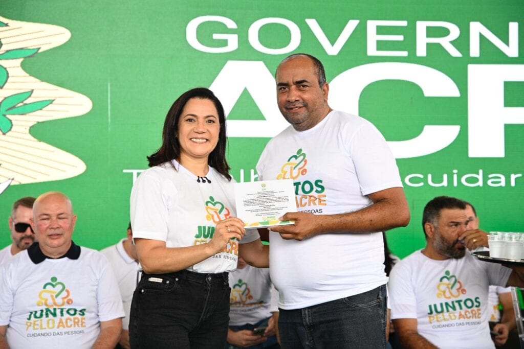 Deputado estadual Clodoaldo Rodrigues recebeu homenagem por apoio ao programa e destinação de R$ 100 mil em emendas. Foto: Clemerson Ribeiro/Secom