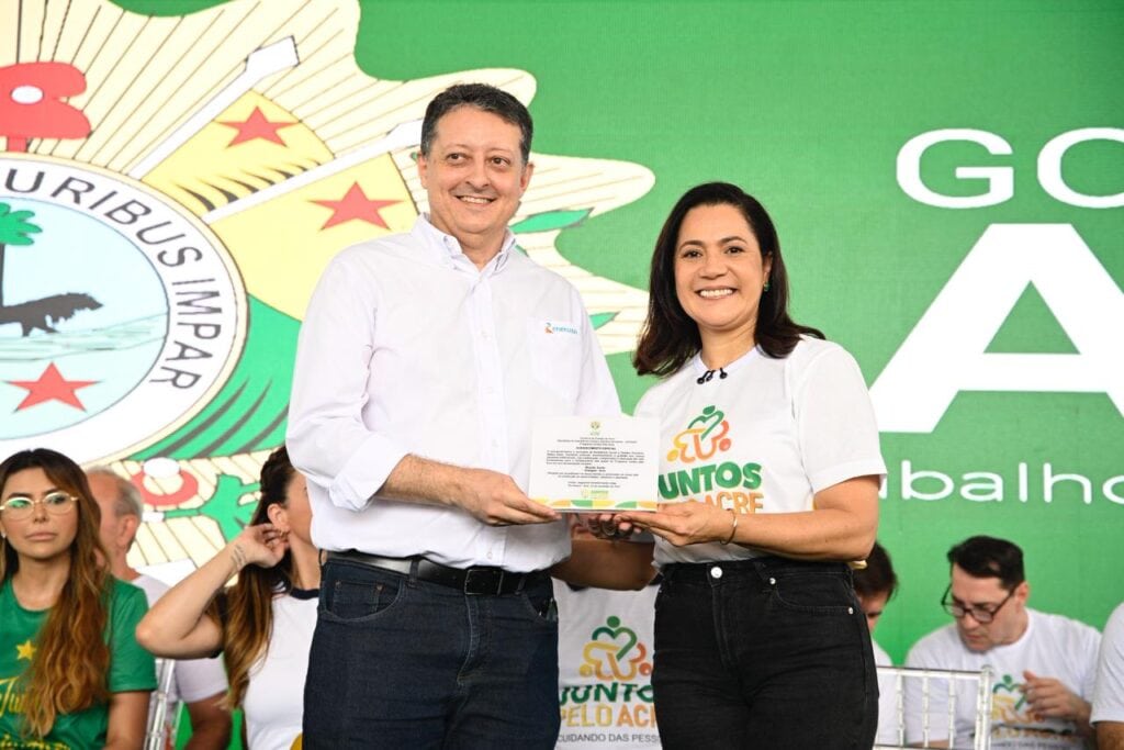 Presidente da Energisa Acre, Ricardo Xavier, também recebeu homenagem da vice-governadora pela contribuição. Foto: Clemerson Ribeiro/Secom