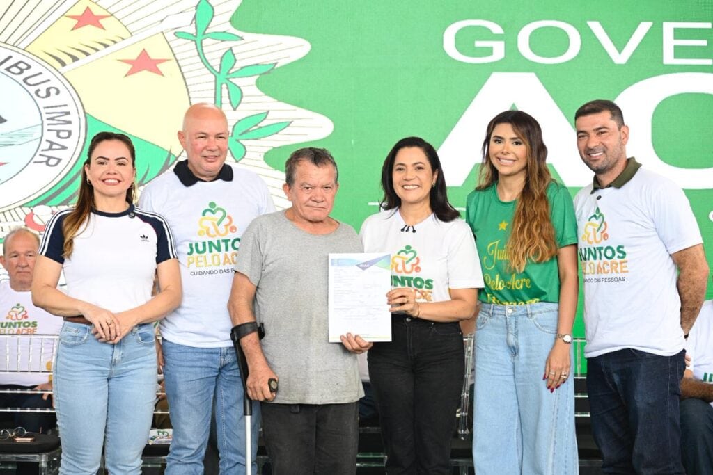 Governo entregou 129 títulos definitivos a moradores dos bairros da Baixada. Foto: Clemerson Ribeiro/Secom