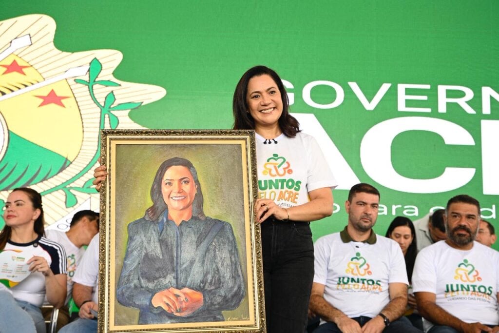 Vice-governadora Mailza foi homenageada pela PM com um quadro feito por um policial. Foto: Clemerson Ribeiro/Secom