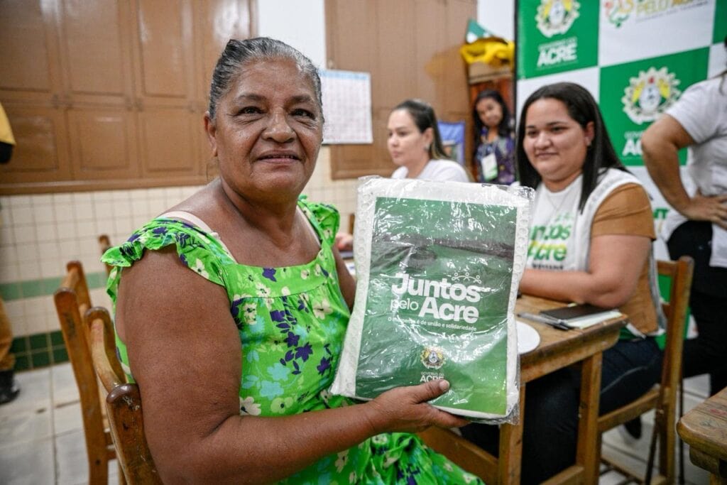 Dona Maria Dulceida aproveitou para buscar o kit de roupas, tirou a identidade do pai e fez consulta. Foto: Clemerson Ribeiro/Secom