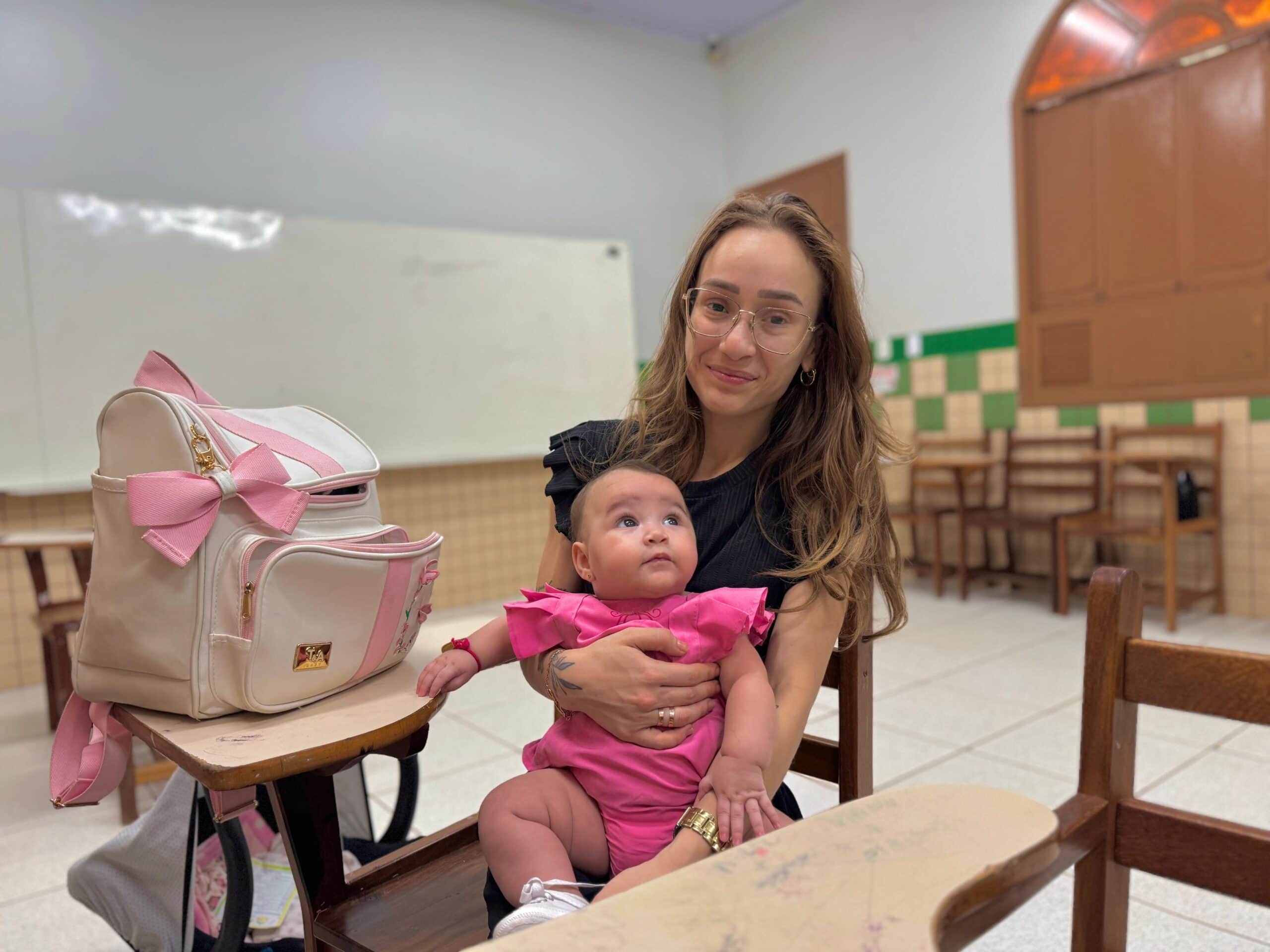 Mãe Clara Araújo leva filha para atendimento pediátrico. Foto: Carolina Torres/Secom.