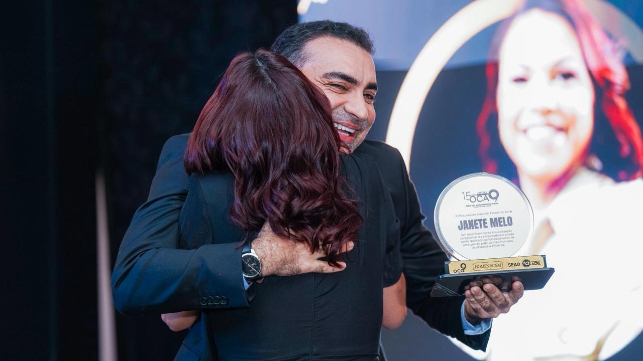 Procuradora-geral do Estado, Janete Melo, recebe o Prêmio de Reconhecimento Público pela contribuição ao fortalecimento da Política de Atendimento ao Cidadão. Foto: Samuel Moura/Secom