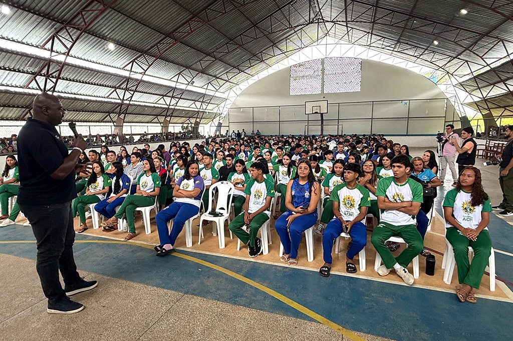 Atleta olímpico Jadel Gregório conduz palestra sobre trajetória esportiva durante ação do Projeto DNA do Brasil. Foto: Glédisson Albano/SEE