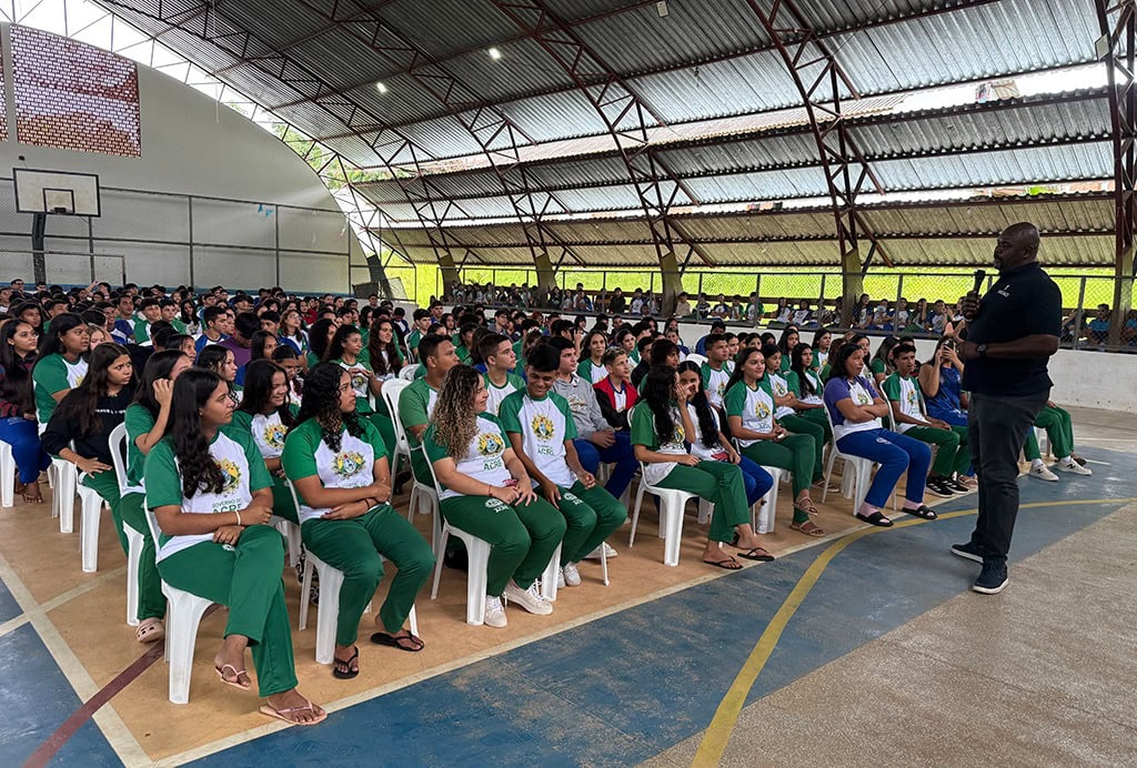 Estudantes da Escola Craveiro Costa participam das atividades do Projeto DNA do Brasil, em Cruzeiro do Sul. Foto: Glédisson Albano/SEE