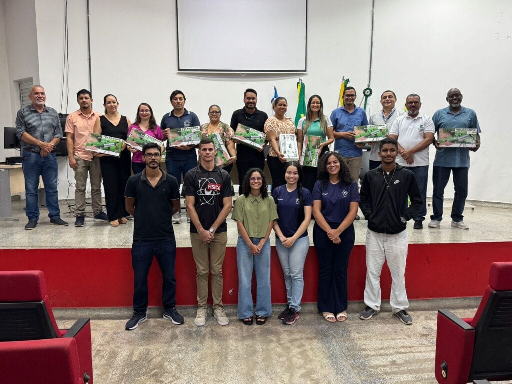 Momento da entrega de telescópios às escolas participantes do projeto de Ciências e Astronomia da SEE e do Ifac. Foto: Glédisson Albano/SEE