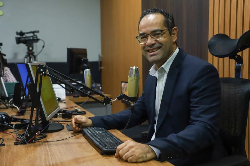 Jornalista e diretor das Rádios Públicas, Jefson Dourado apresentou o GovCast desta terça-feira, 25. Foto: Dhárcules Pinheiro/Secom
