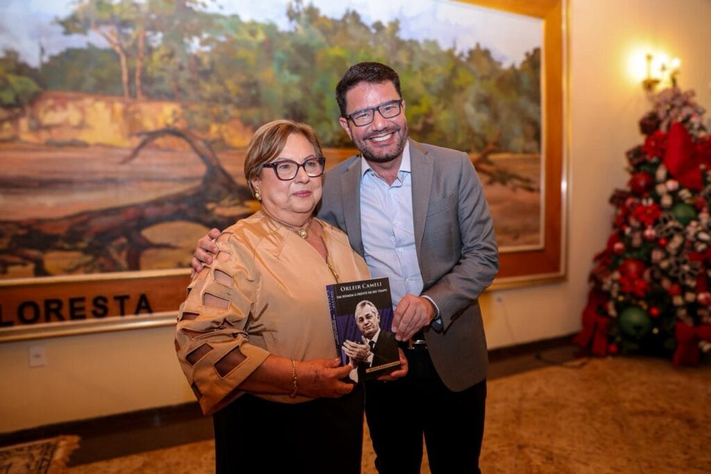 Governador prestigiou lançamento da obra de Beatriz Cameli. Foto: José Caminha/Secom