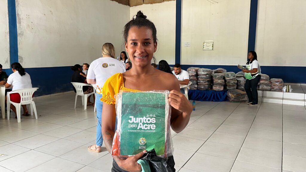 Moradora local, Diorrana Lima relatou gratidão ao receber o kit. Foto: Daniel Villamor/SEASDH