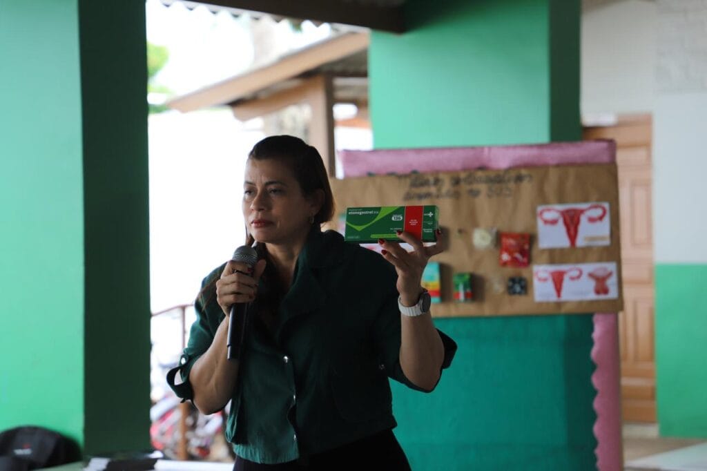 Representante da Secretaria Municipal de Saúde participa da ação integrada na Escola João Mariano, reforçando orientações sobre métodos contraceptivos e saúde preventiva oferecidos pelo SUS. Foto: Mariana Moreira/Sejusp