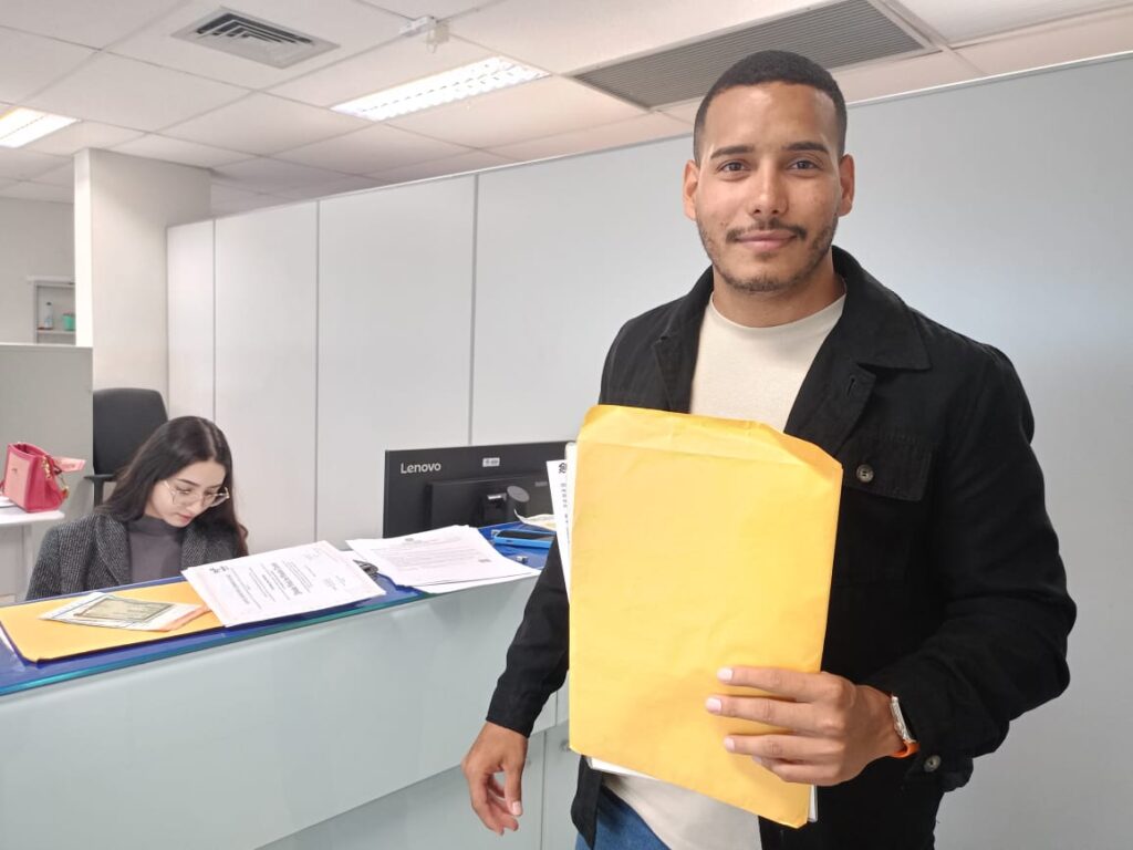 Jonata Vinic foi um dos primeiros candidatos a fazer a entrega da documentação no Iapen. Foto: Crislei Souza/Iapen