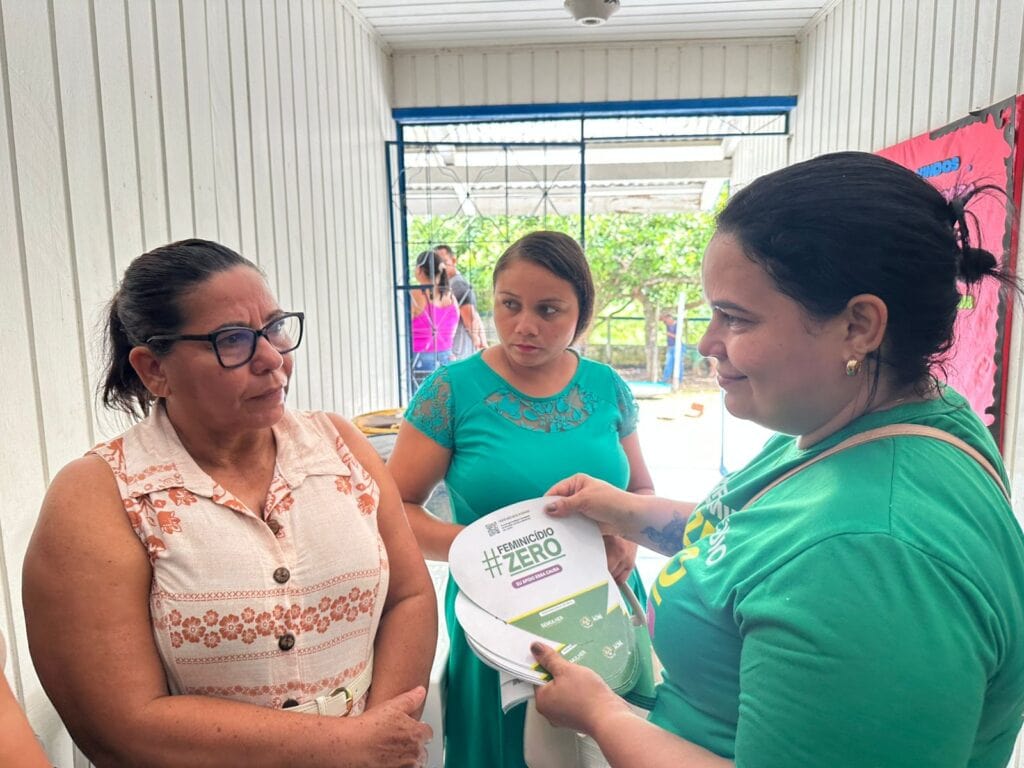 Entrega de material informativo com canais de denúncia. Foto: Rebeca Martins/Semulher