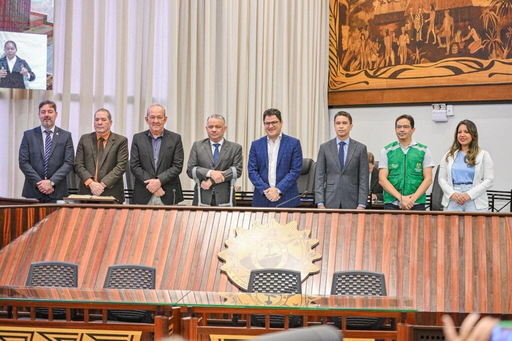Representantes dos poderes e gestores do Acreprevidência participam da homenagem pelos 20 anos da instituição, no plenário da Assembleia Legislativa. Foto: Diego Gurgel/Secom