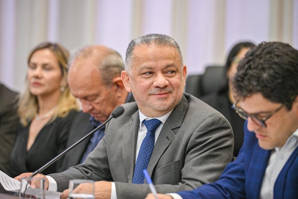 Francisco Assis, presidente do Acreprevidência, durante a sessão solene em comemoração aos 20 anos da instituição. Foto: Diego Gurgel/Secom