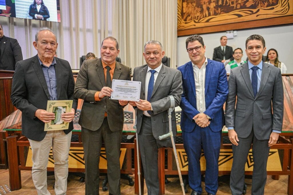 Assembleia Legislativa entrega placa comemorativa pelos 20 anos do Acreprevidência, em reconhecimento ao trabalho desenvolvido pela instituição. Foto: Diego Gurgel/Secom