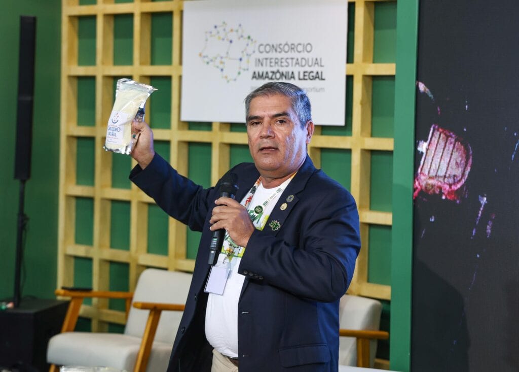 Secretário adjunto de Agricultura, Edivan Azevedo, entregou a famosa farinha de Cruzeiro do Sul aos painelistas. Foto: Pedro Devani/Secom