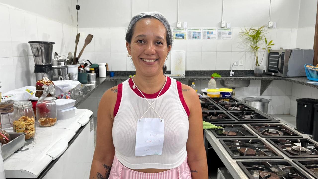 Celiane da Silva Nascimento é manicure e participou da oficina culinária de biscoito natalino e panetone. Foto: Carolina Torres/SEASDH