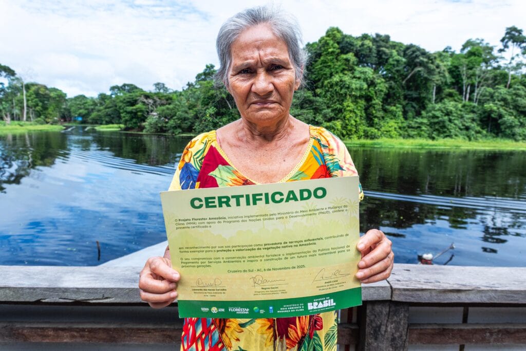 Antônia Sueli Saraiva, agricultora residente na comunidade Rio Croa há 28 anos, é uma das beneficiárias do projeto Floresta+ Amazônia. Foto: Diego Silva/Secom