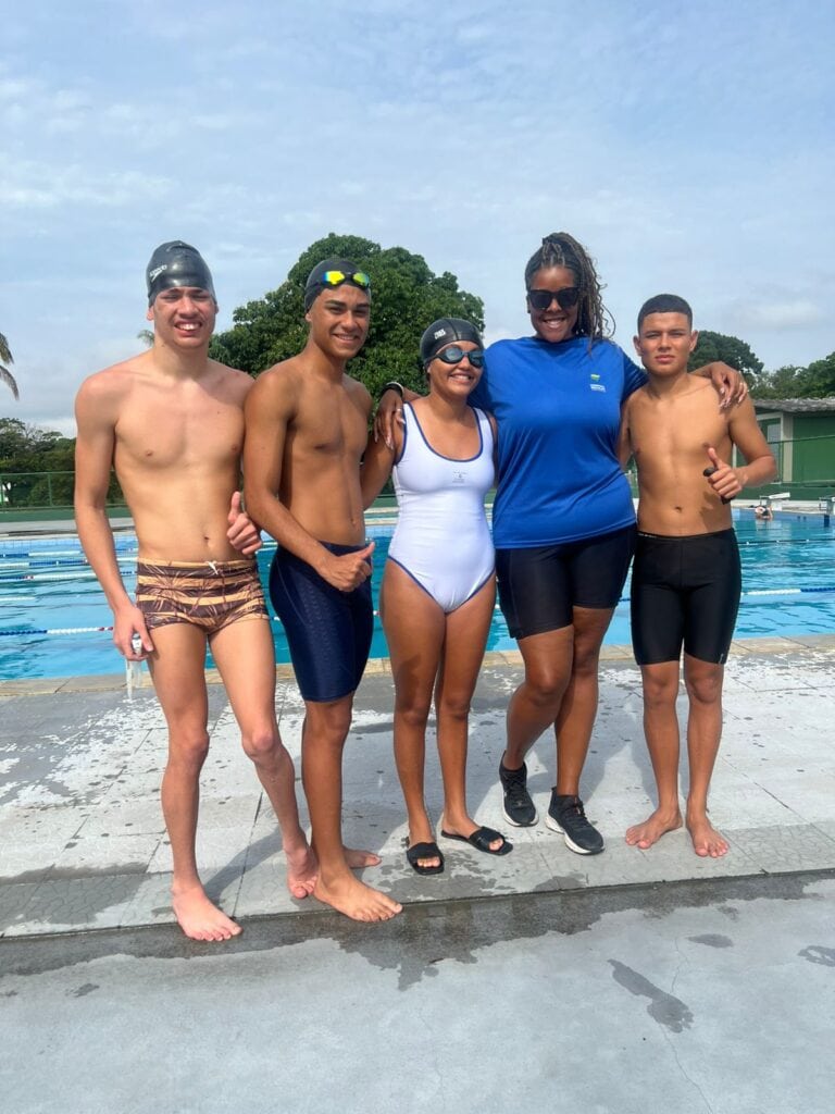 Professora Carolina com equipe de natação do Acre. Foto: cedida