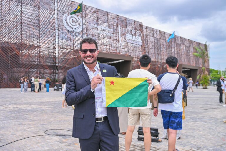 Governador Gladson Camelí assina memorando de parceria entre GCF e Unamaz para pesquisas em sustentabilidade, mudanças climáticas e gestão de recursos na Amazônia