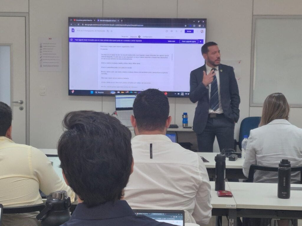 Delegado Alcino Ferreira Júnior ministra aula sobre entrevista investigativa para delegados de todo o país. Foto: cedida