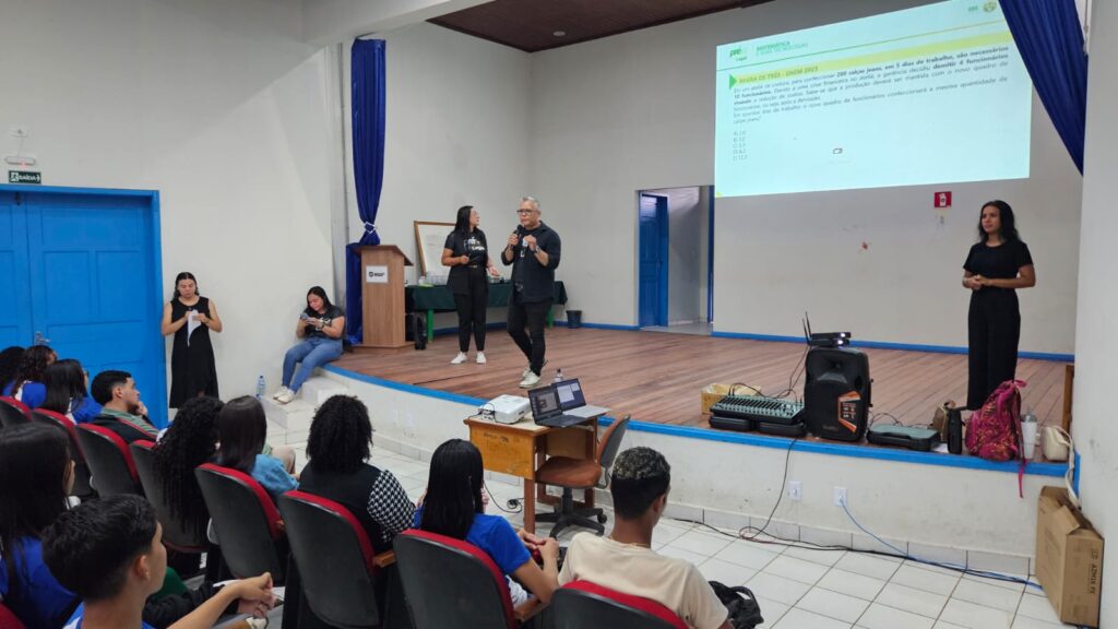 Professores Alaiane Mendonça e James Barbosa deram toques e macetes de matemática. Foto: Stalin Melo/SEE