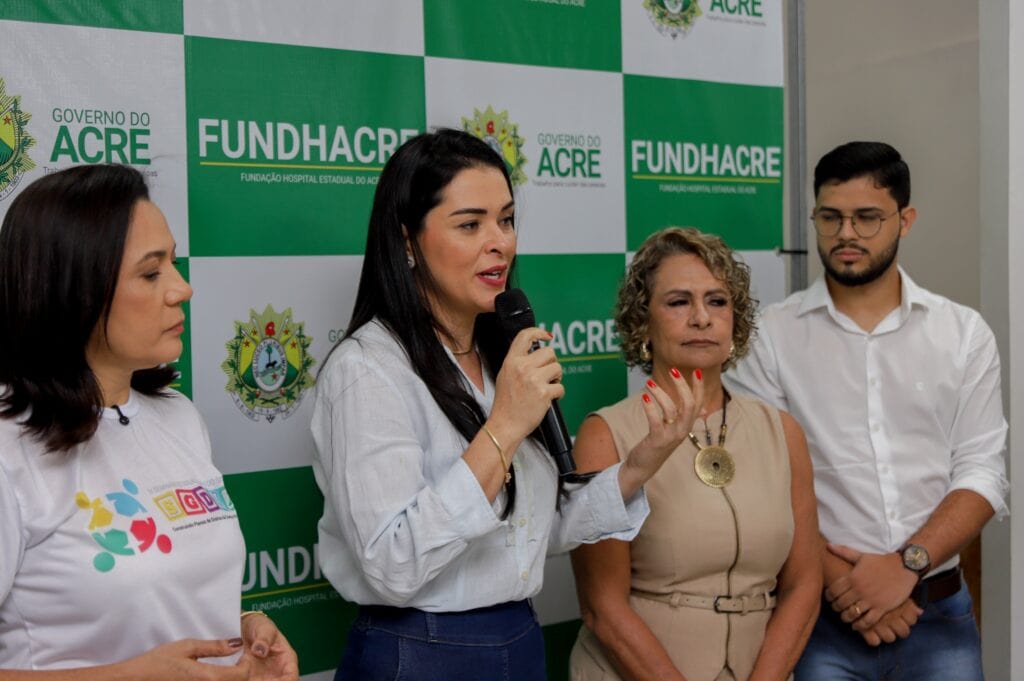 Andréa reforça importância do momento com as entregas dos dispositivos: “Servir aos pacientes”. Foto: Neto Lucena/Secom