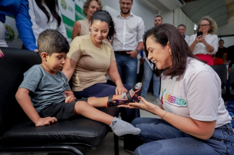Governadora em exercício, Mailza Assis entrega próteses e órteses na Oficina Ortopédica do Into