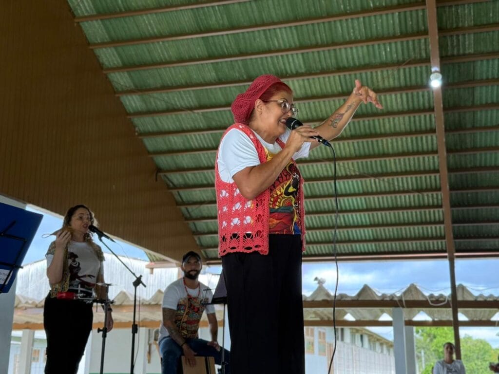 Atriz Sandra Buh conduz momento de reflexão e celebração da ancestralidade negra. Foto: Jorge William/SEE