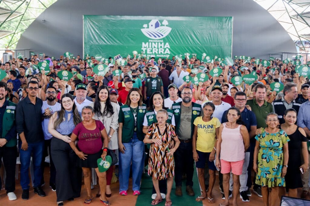 Pela manhã, Mailza entregou mil títulos definitivos e levou os serviços do Juntos Pelo Acre ao município. Foto: Neto Lucena/Secom