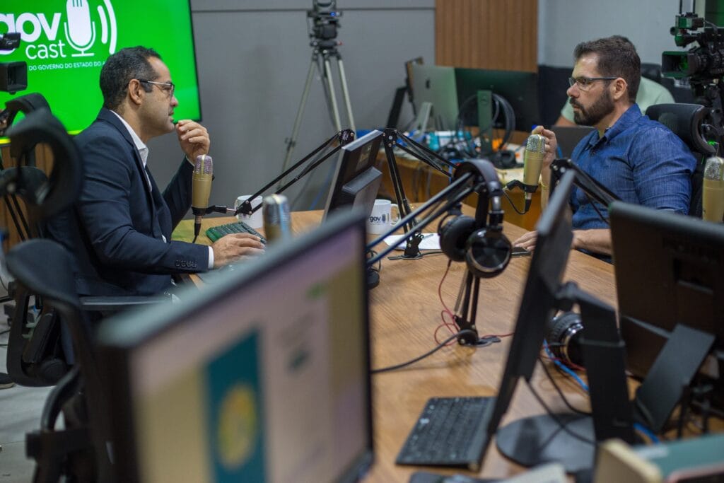 Jornalista Jefson Dourado foi o entrevistador do secretário Pedro Pascoal. Foto: Dhárcules Pinheiro/Sejusp
