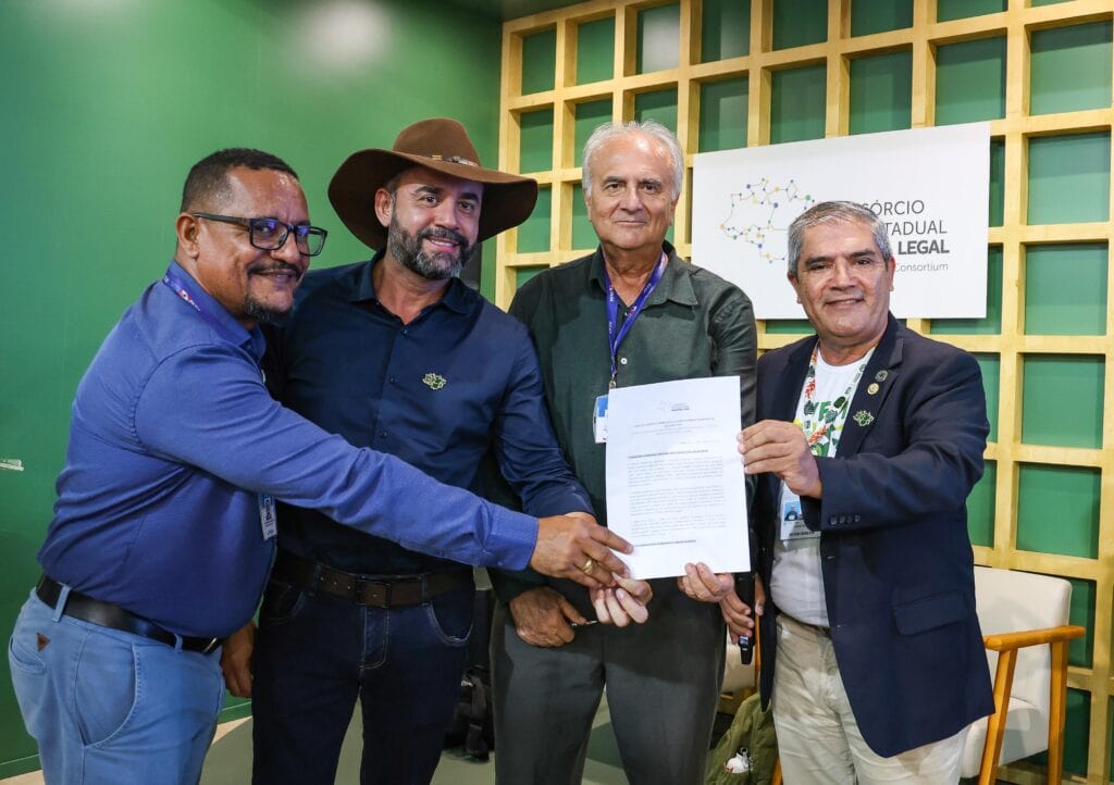 Ao final do evento, foi entregue uma carta do CAL, da Câmara Técnica de Agricultura. Foto: Pedro Devani/Secom