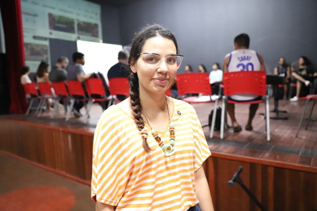 Professora Mariana Ravena destacou importância da oficina para realizar a Cantata de Natal. Foto: Mardilson Gomes/SEE