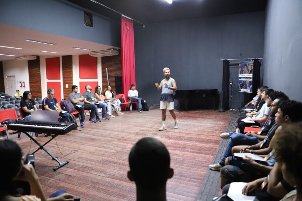 Oficina está sendo ministrada pelo professor Éderson Marques, da Universidade Federal do Paraná. Foto: Mardilson Gomes/SEE