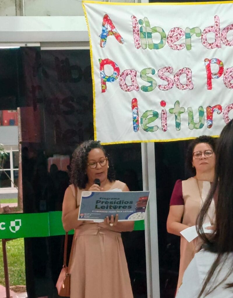 Coordenadora do Programa Presídio Leitores, Maria José Costa participa de ação do projeto. Foto: Zayra Amorim