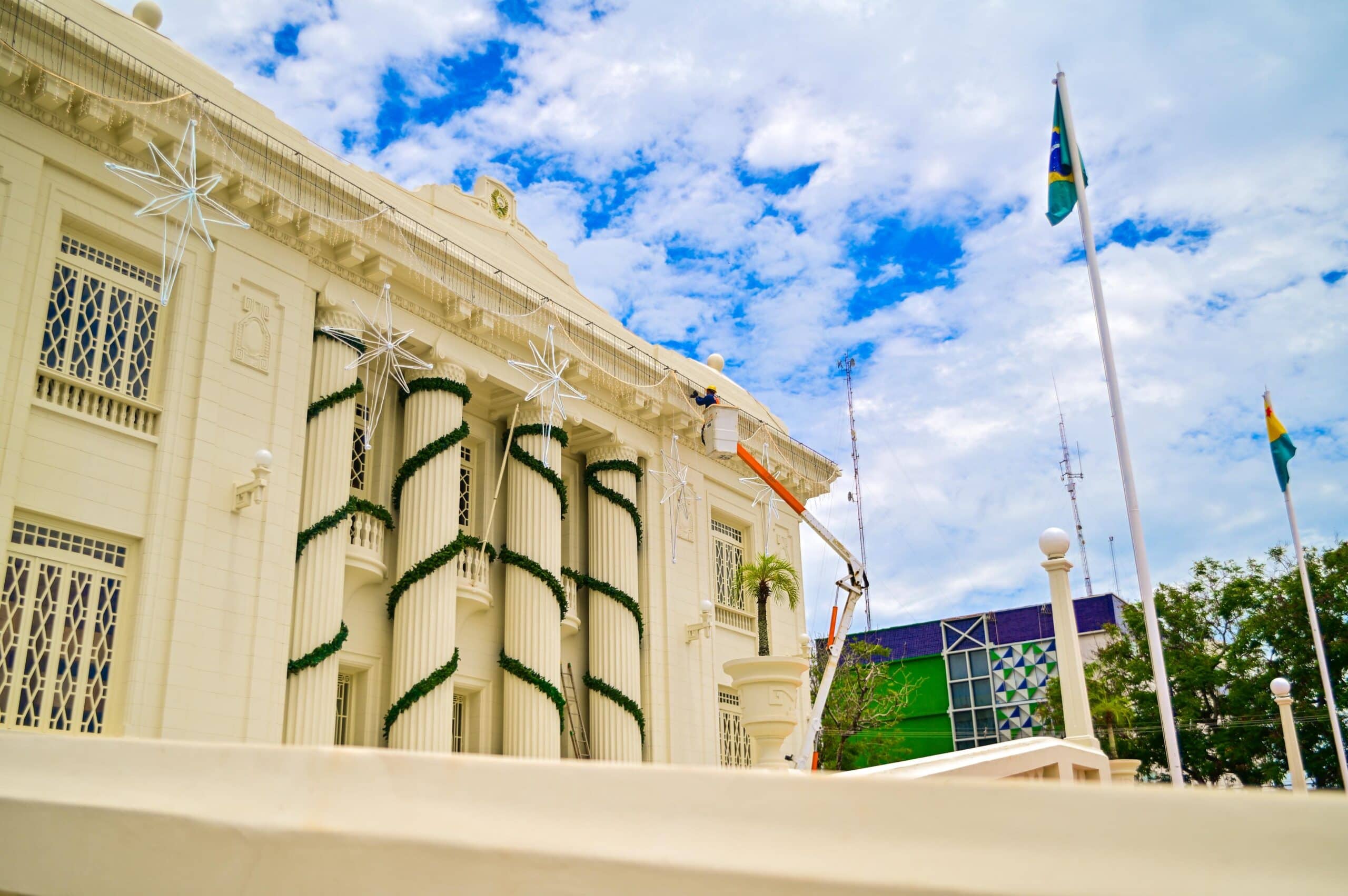 Governo está trabalhando nos últimos ajustes das luzes natalinas. Foto: Ingrid Kelly/Secom