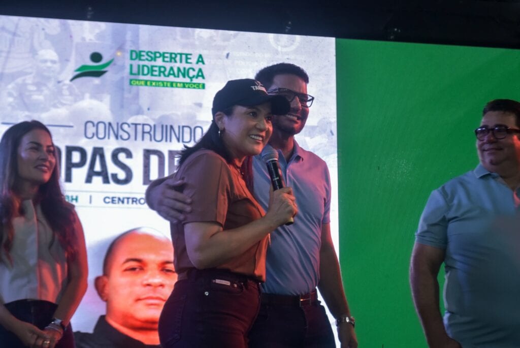 Ao lado do governador, Mailza agradeceu a presença da população. Foto: Raylanderson Frota/Secom