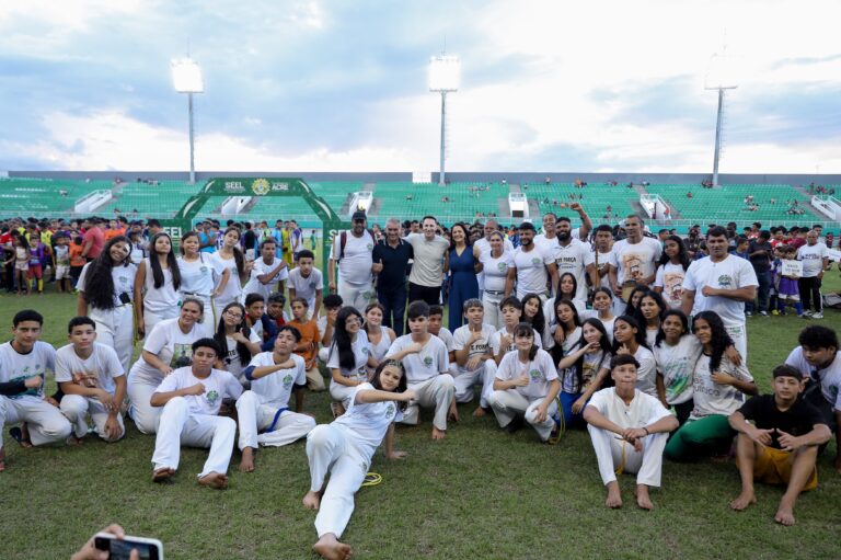 Investimento de mais de R$ 5 milhões marca entrega de kits na Arena da Floresta e vice-governadora Mailza destaca fortalecimento do esporte de base no Acre