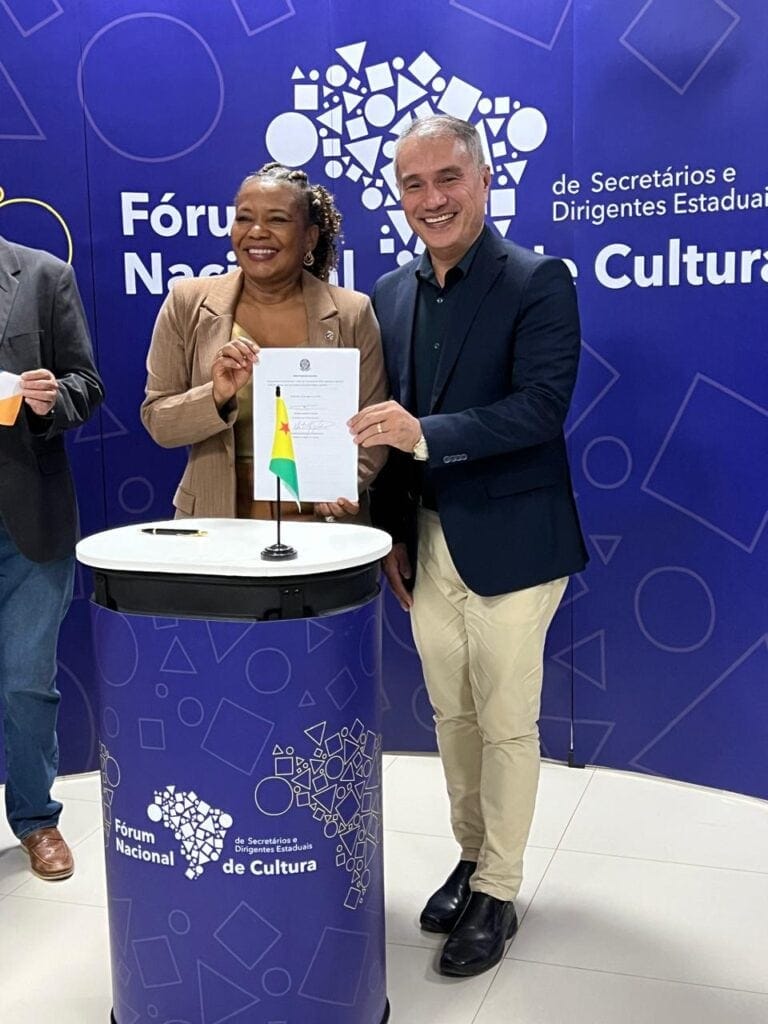 Presidente da FEM, Minoru Kinpara, e a ministra do MinC, Margareth Menezes, durante adesão do Estado à Política Nacional Aldir Blanc, em Brasília. Foto: cedida