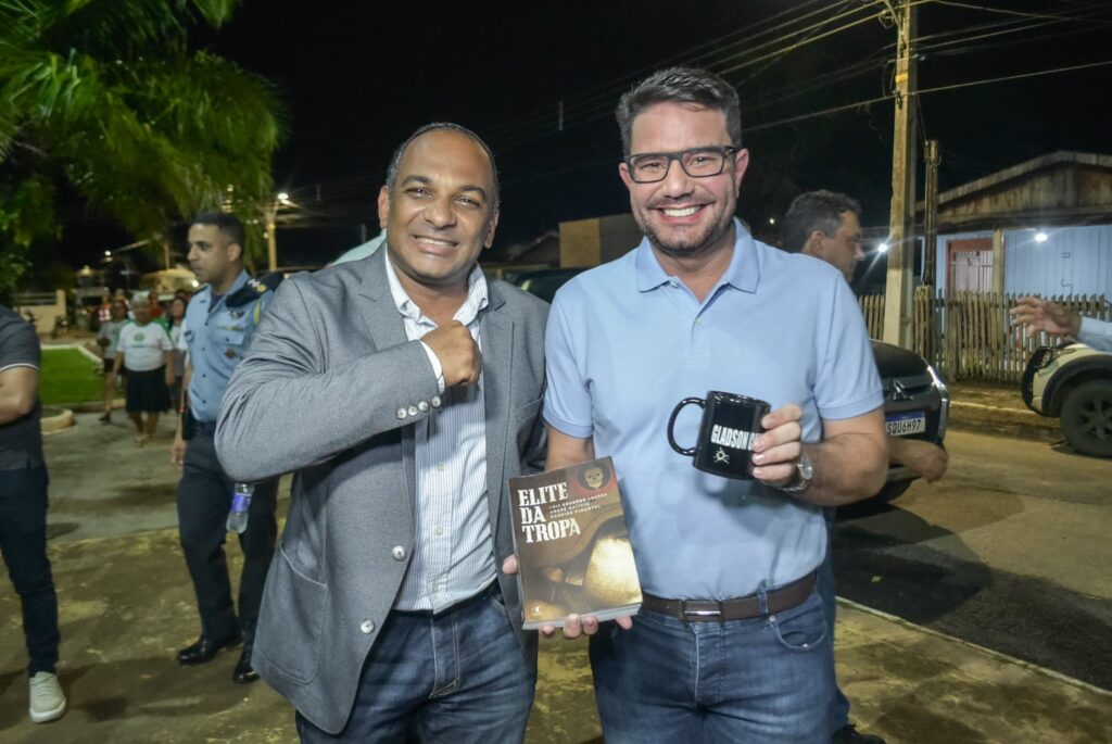 Governador recebeu dois presentes do palestrante. Foto: Raylanderson Frota/Secom