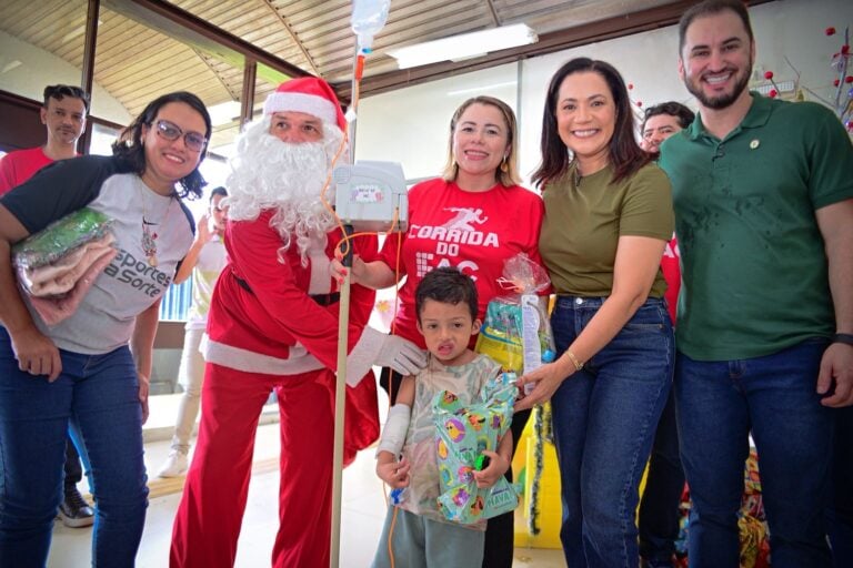 Governo e Ifac entregam  brinquedos e kits de higiene a crianças em tratamento de saúde