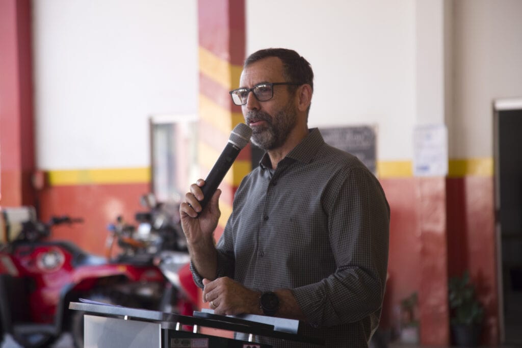 José Américo Gaia explica que essa tecnologia auxilia no monitoramento preventivo não só das fronteiras, mas em casos de desastres naturais como as cheias. Foto: Dharcules Pinheiro/Sejusp