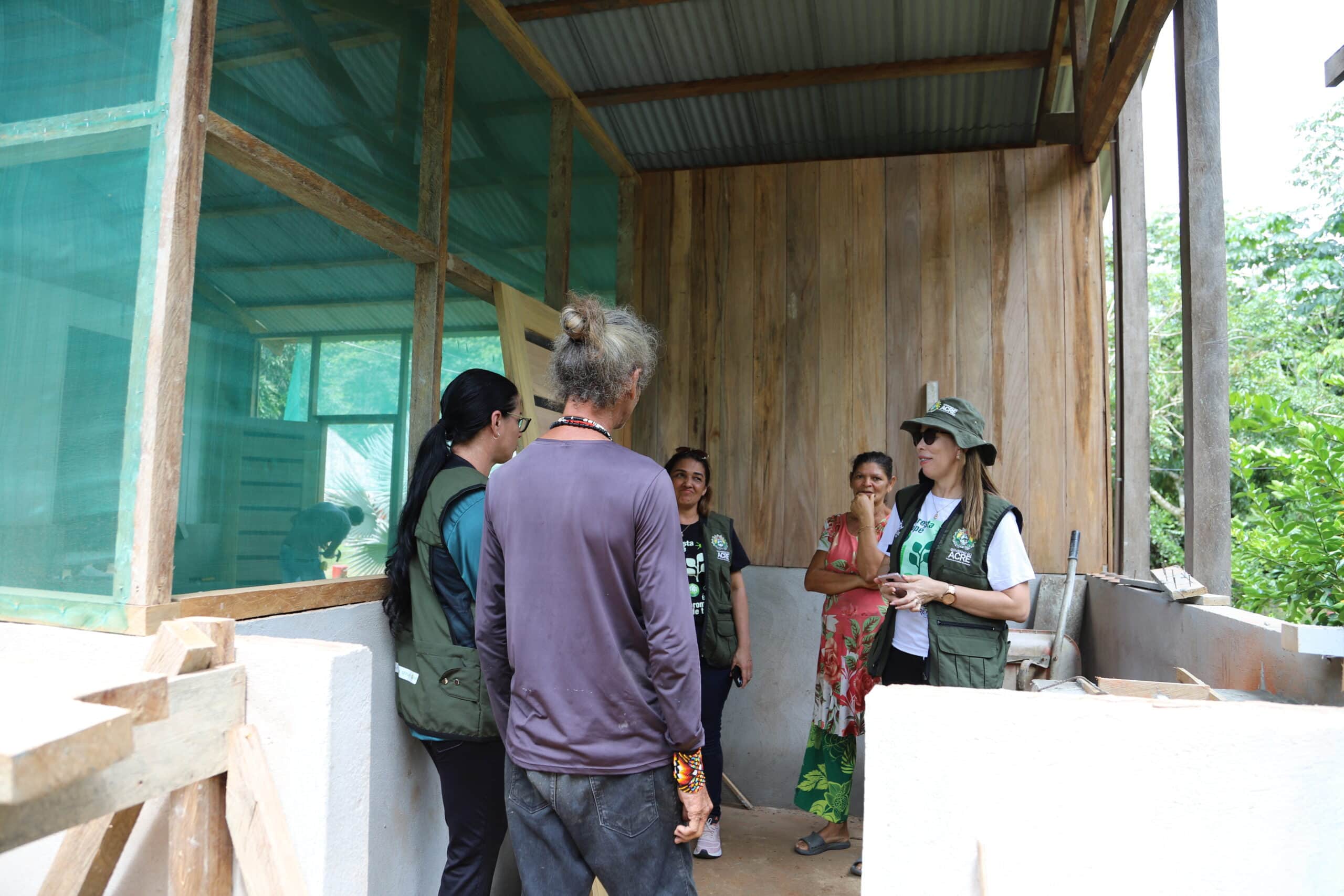 Equipe técnica acompanha o andamento das obras da cozinha que será entregue ao beneficiário do Programa REM Acre Vigberto Bezerra. Foto: Ellem Jady/REM