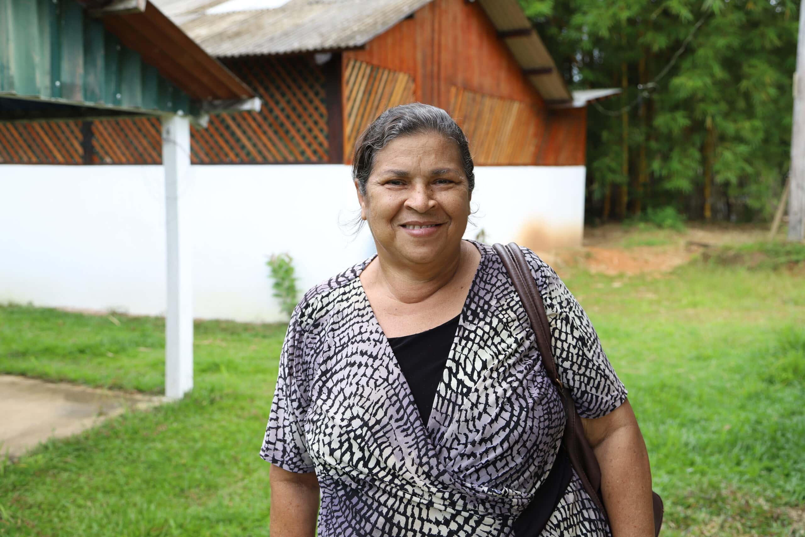 Comunitária e beneficiária do Programa REM, Francisca Costa, agradeceu o apoio do governo no auxílio que irá fortalecer seu trabalho no turismo de base comunitária. Foto: Ellem Jady/REM