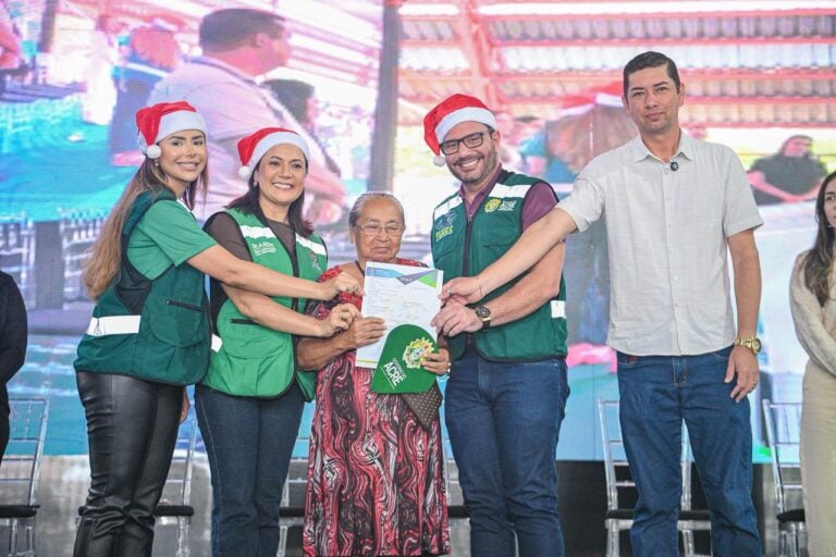 Gladson Camelí e Mailza entregam 450 títulos definitivos de terra em Porto Acre e consolidam gestão como a que mais avançou na regularização fundiária